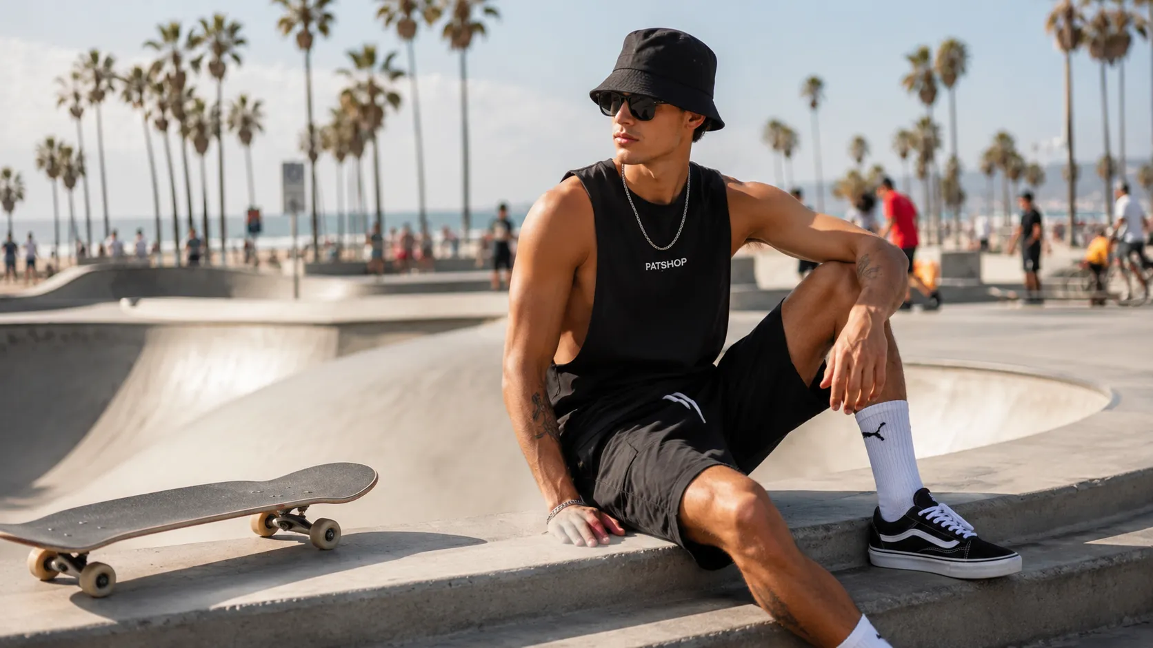 Jak nosić męski tank top? Streetwearowe stylizacje na lato i trening
