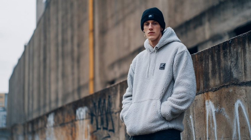 Co to znaczy bluza sherpa i jak ją nosić? Odkryj streetwearowy hit jesieni!