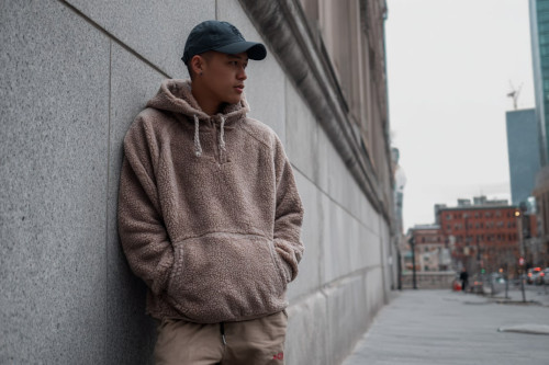 Co to znaczy bluza sherpa i jak ją nosić? Odkryj streetwearowy hit jesieni!