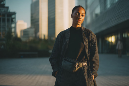 Jak nosić saszetkę nerkę? Poradnik modowy