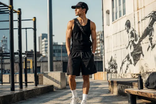 Jak nosić męski tank top? Streetwearowe stylizacje na lato i trening